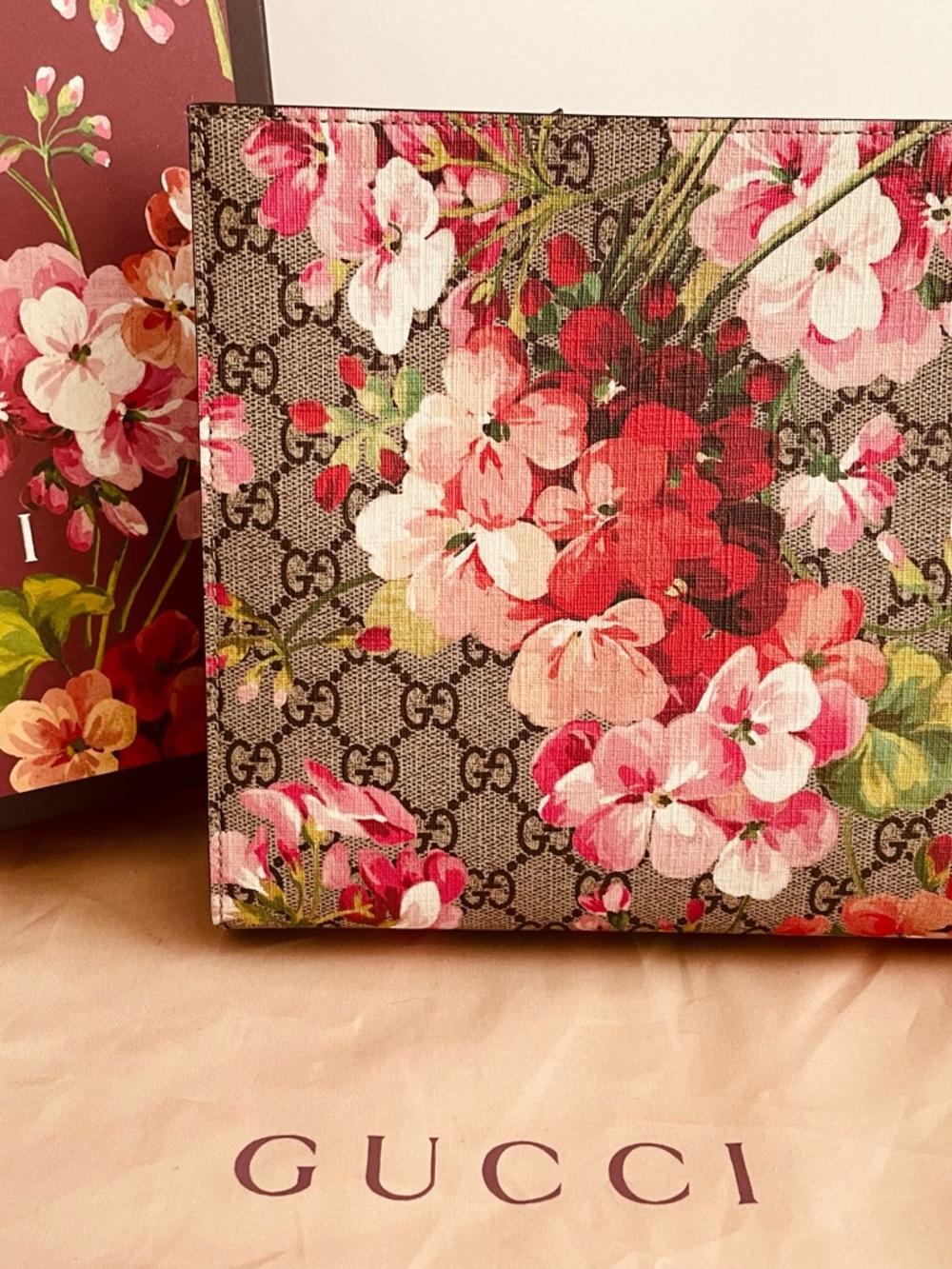 Gucci GG Supreme Monogram Blooms Canvas Floral Print Cosmetic Case Clutch